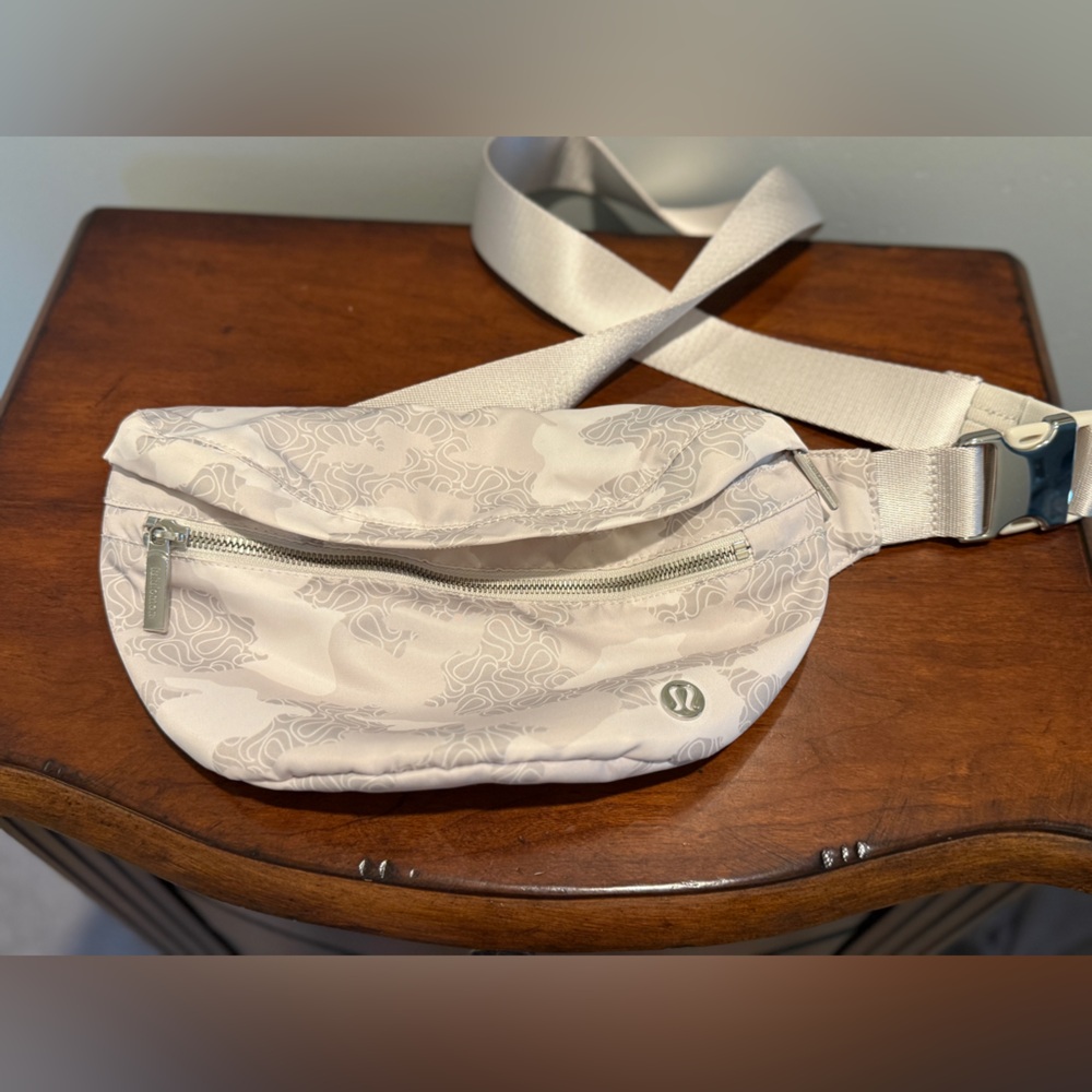 Lululemon City Adventurer Belt Bag 2.5L - with silver hardware. EUC